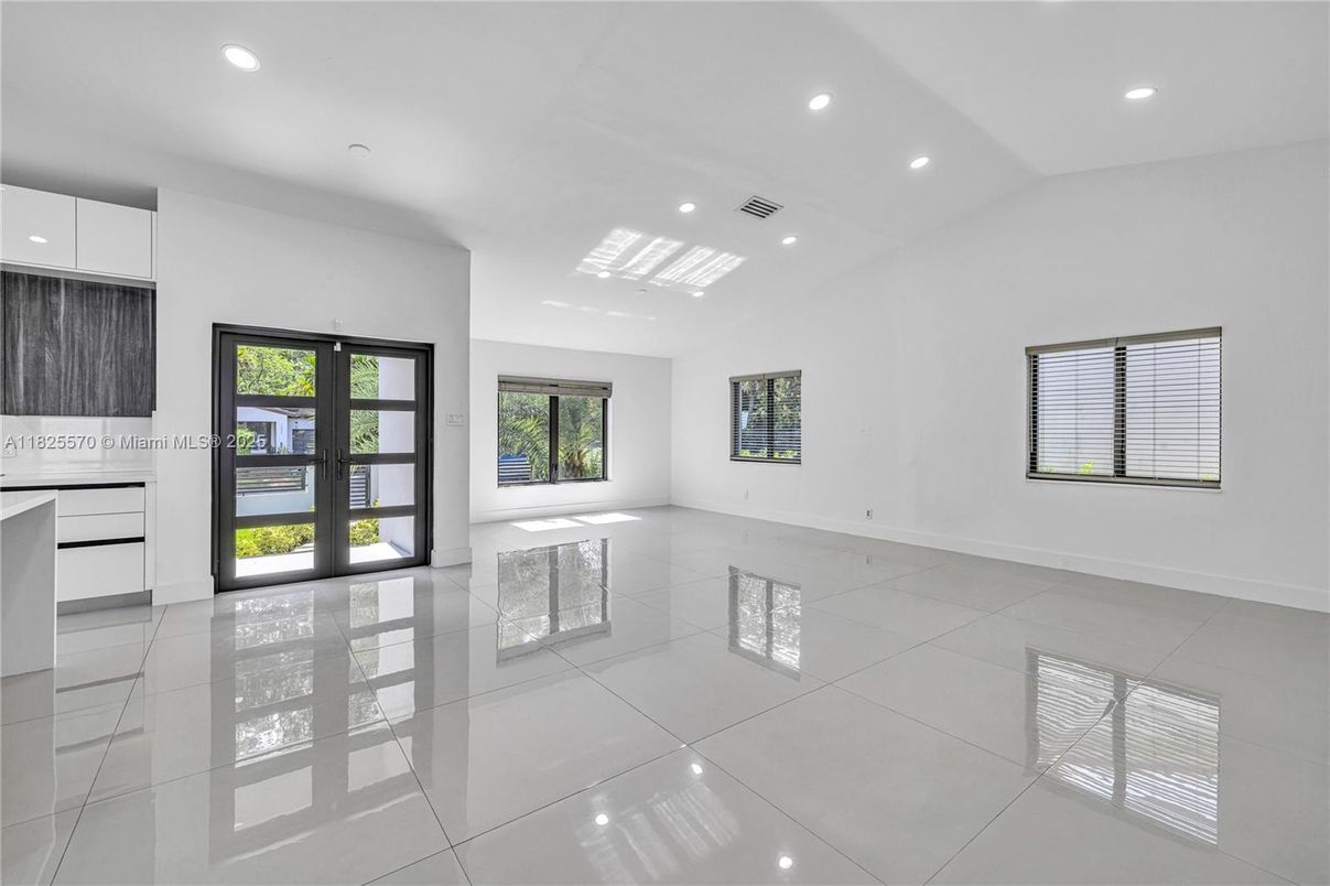 Empty room, Interior, Recessed Lighting