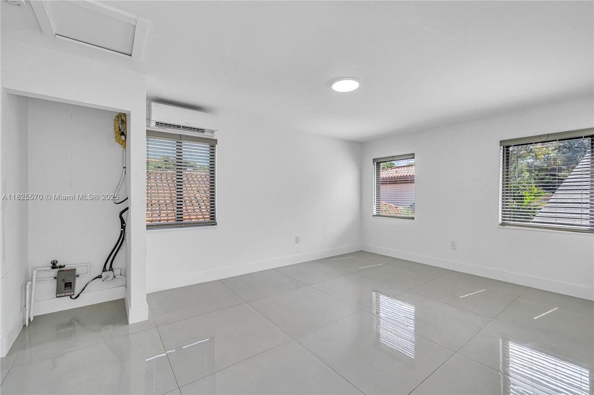 Empty room, Interior, Recessed Lighting