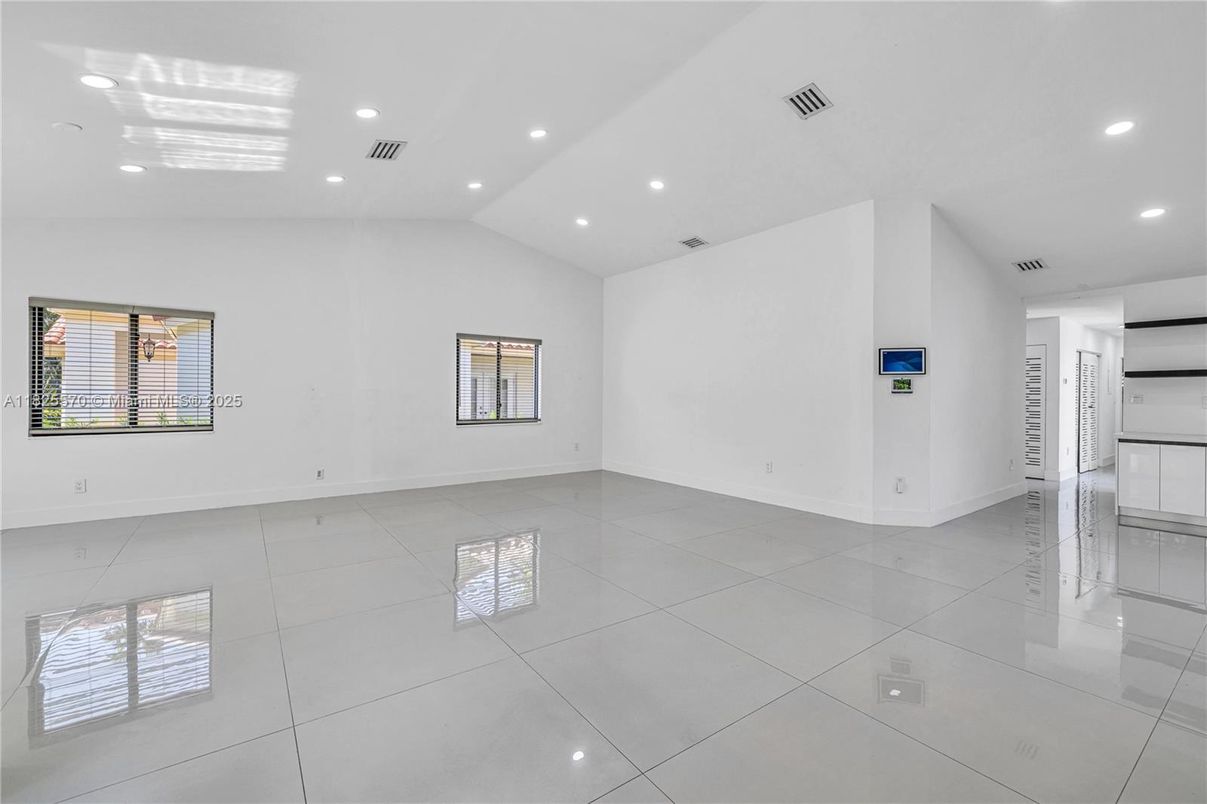 Empty room, Interior, Recessed Lighting