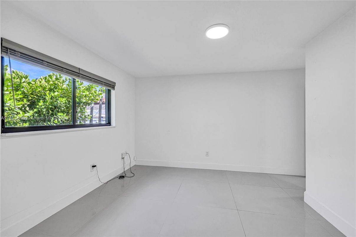 Empty room, Interior