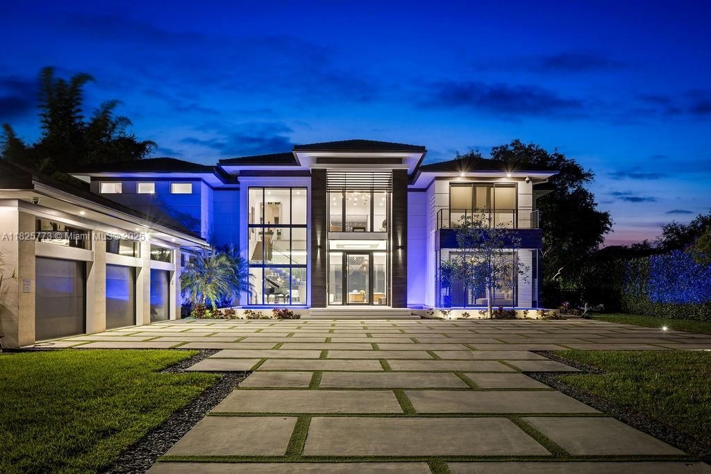 Exterior, Facade, Modern