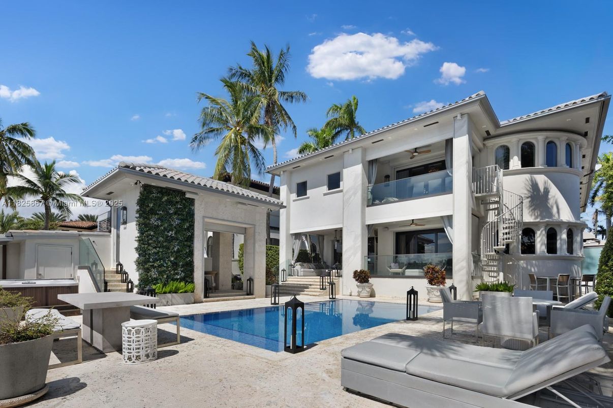 Exterior, Pool