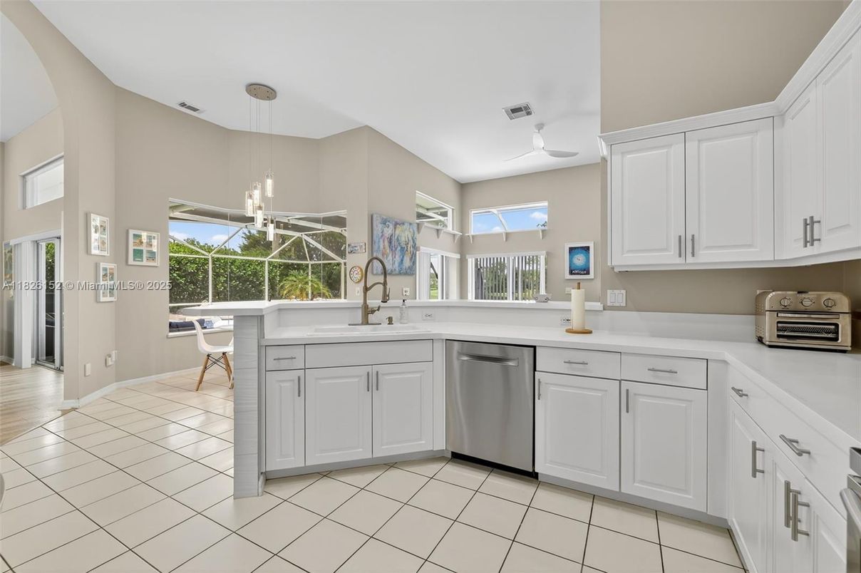 Dining room, Interior, Kitchen, Pendant Lights, Stainless Steel Appliances
