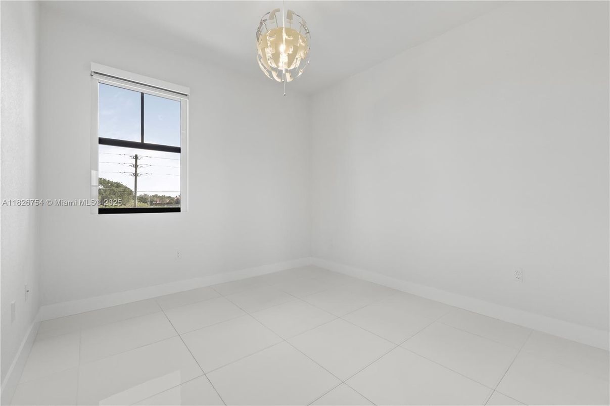 Empty room, Interior