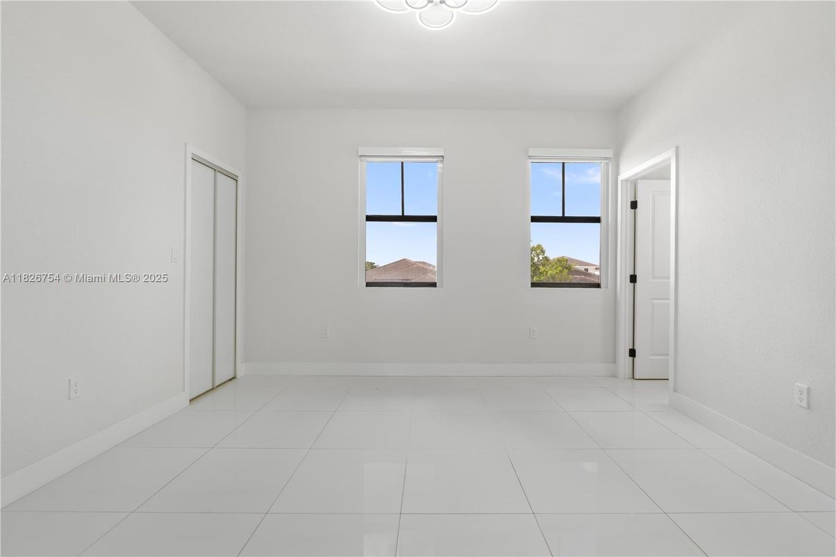 Empty room, Interior