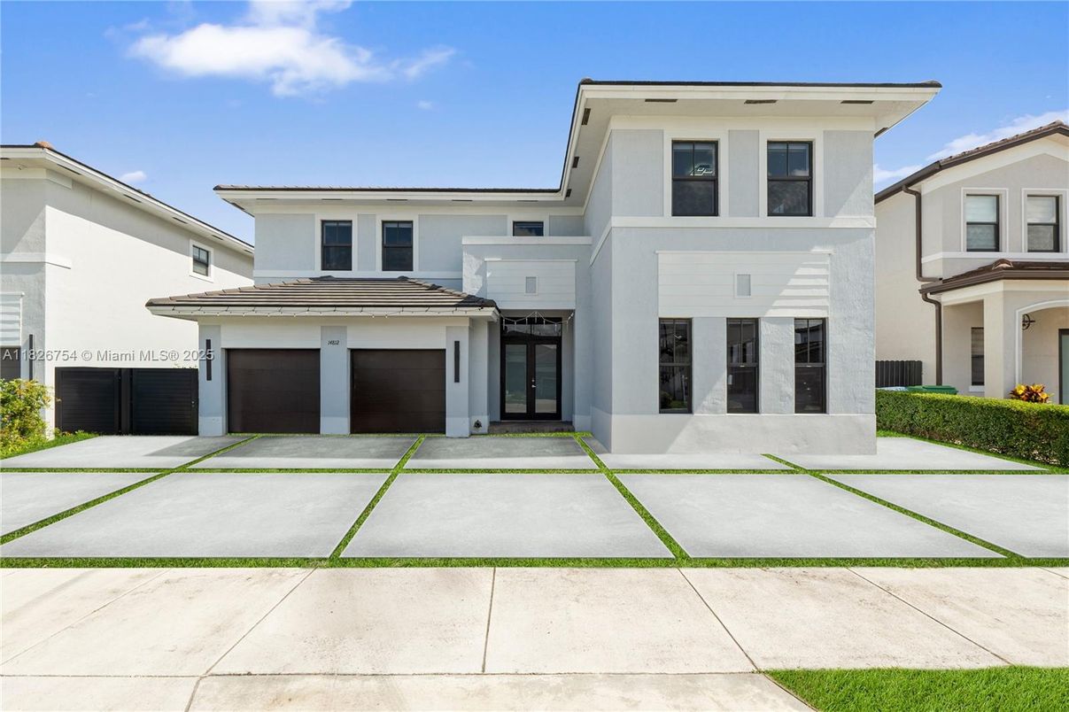 Attached, Exterior, Facade, Mediterranean