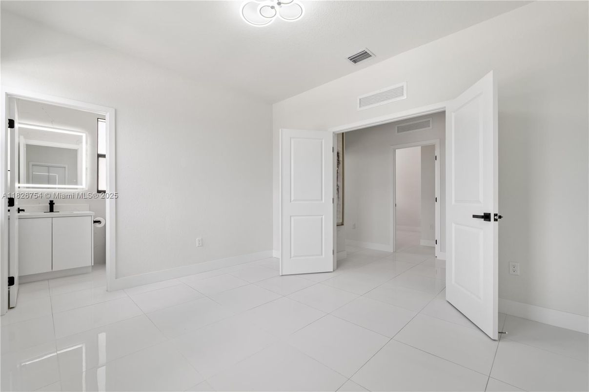 Empty room, Interior