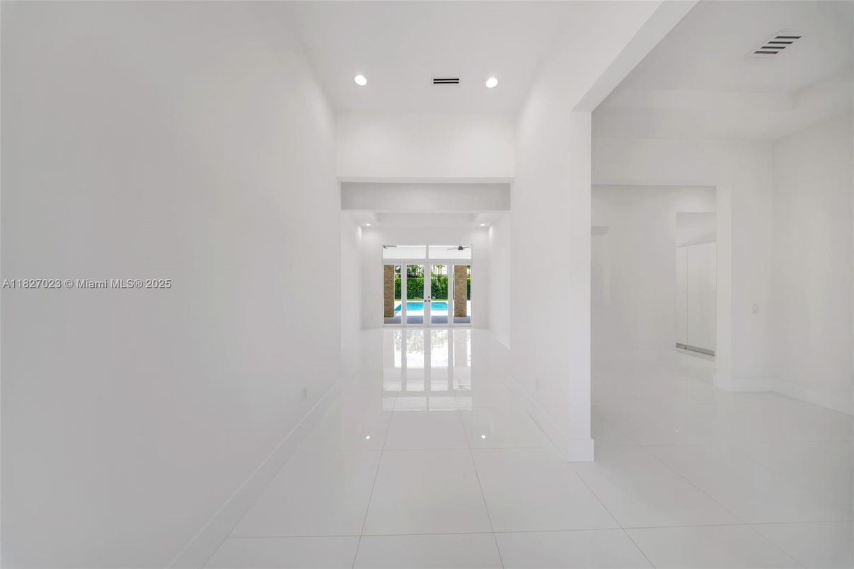 Empty room, Interior, Recessed Lighting
