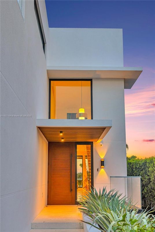 Exterior, Facade, Modern