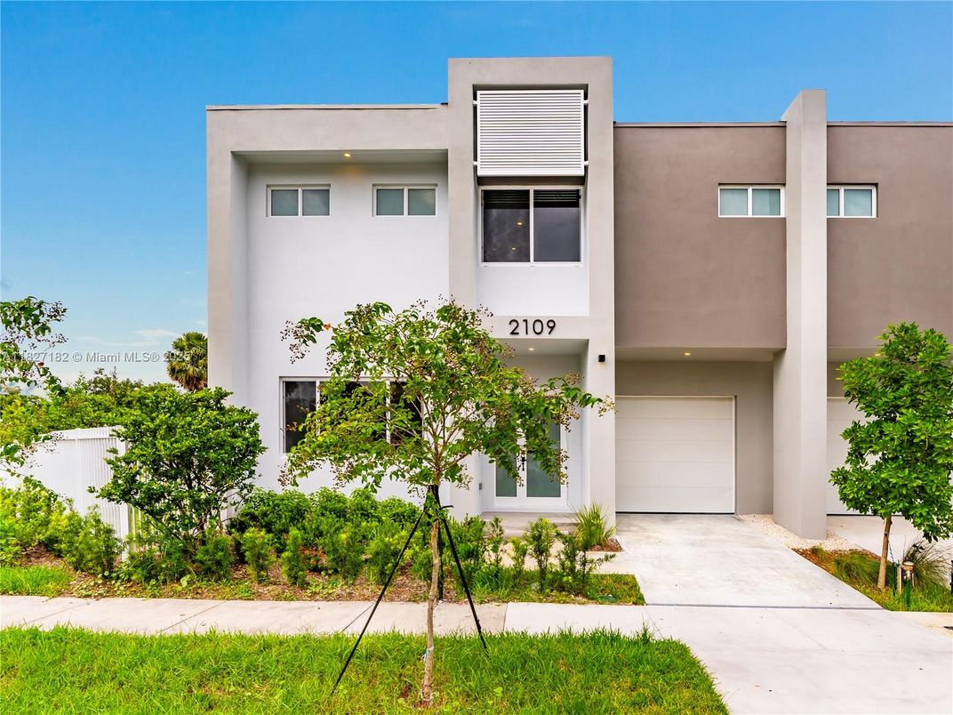 Attached, Exterior, Facade, Modern