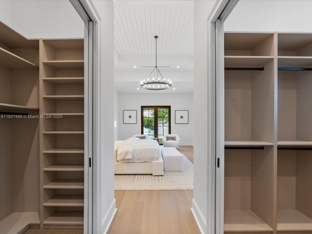 Bedroom, Chandelier, Interior, Pendant Lights, Recessed Lighting, Walk-in Closets, Wood Texture Flooring