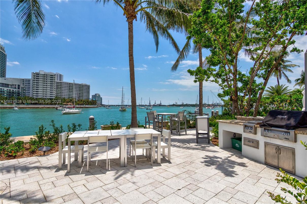 Exterior, Outdoor Kitchen, Water