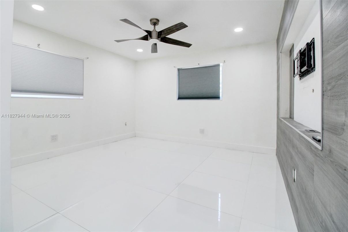 Empty room, Interior, Recessed Lighting