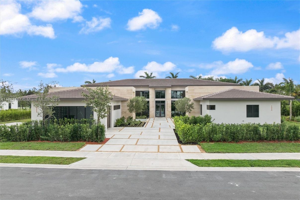 Exterior, Facade, Ranch