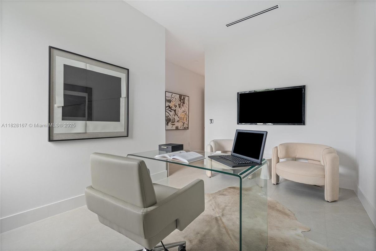 Home Office, Interior