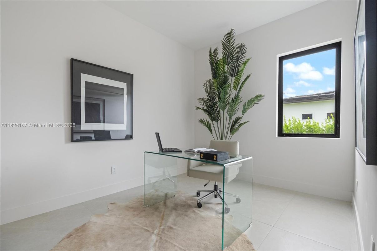 Home Office, Interior