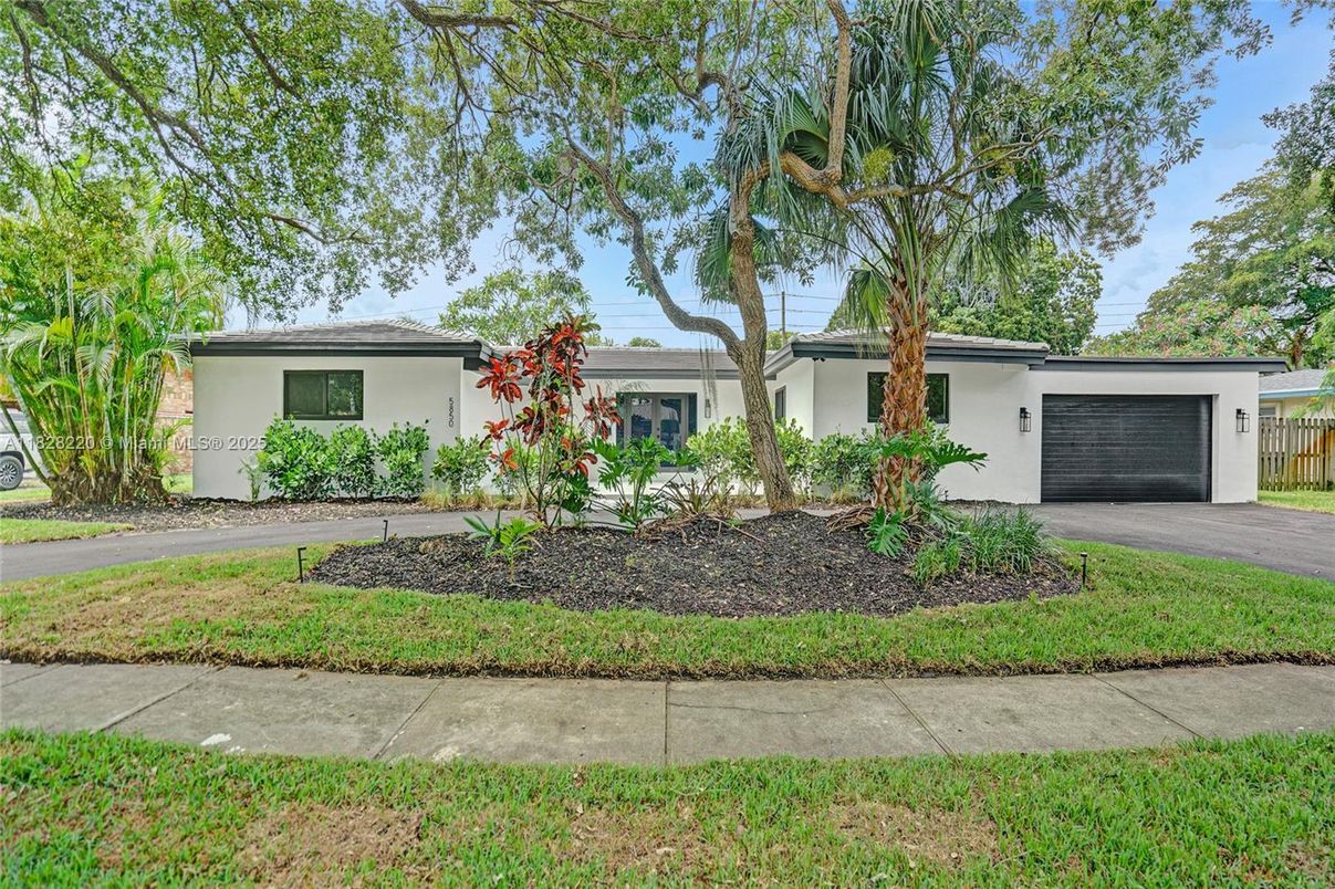 Attached, Exterior, Facade, Ranch