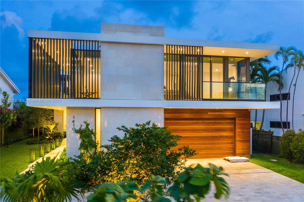 Exterior, Facade, Modern