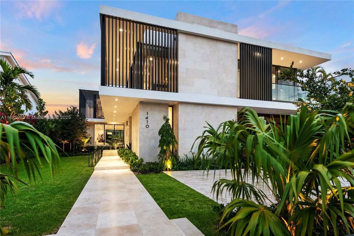 Backyard, Exterior, Facade, Modern