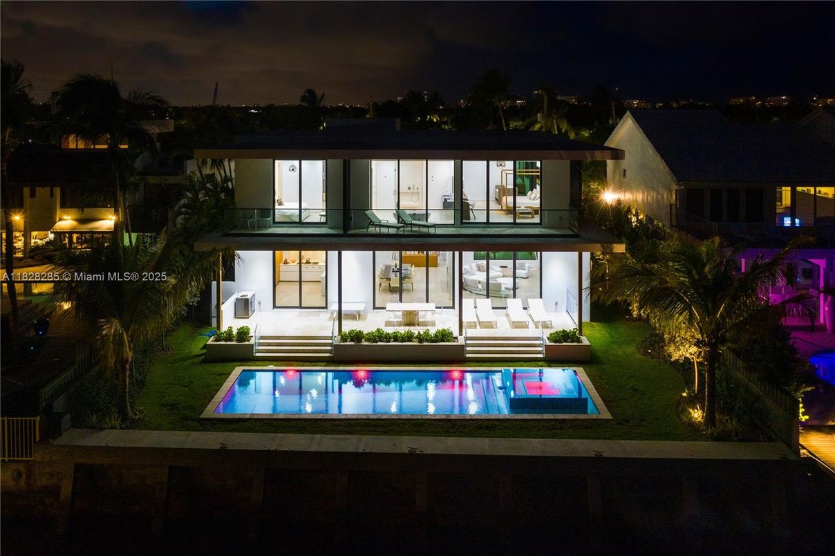 Backyard, Exterior, Facade, Pool, Modern