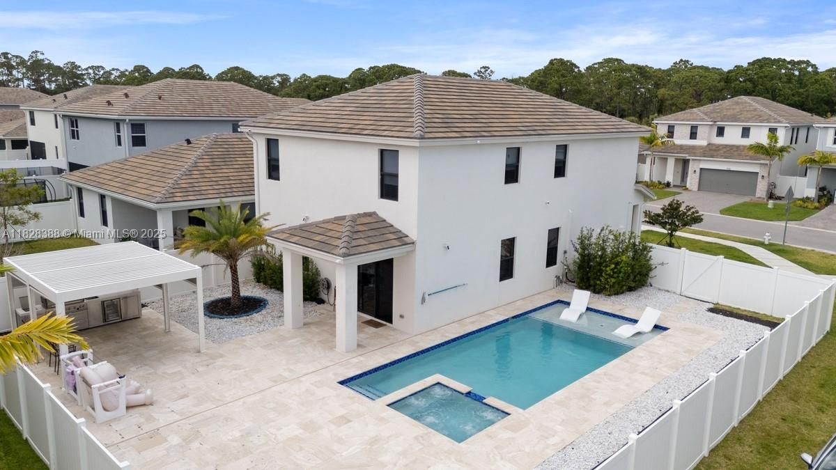 Exterior, Pool