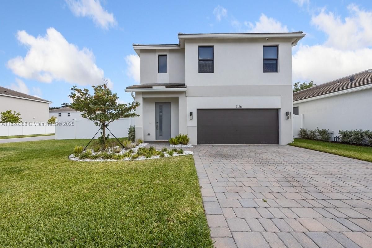 Attached, Backyard, Exterior, Facade, Modern