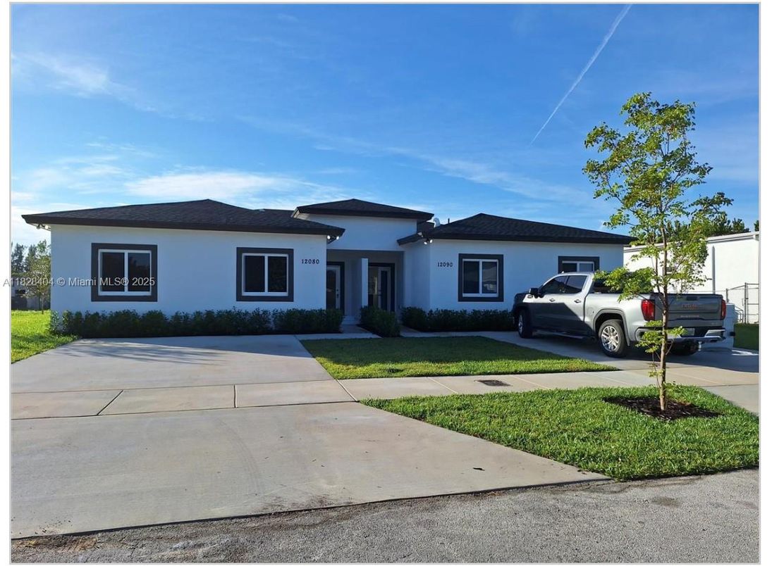 Exterior, Facade, Ranch