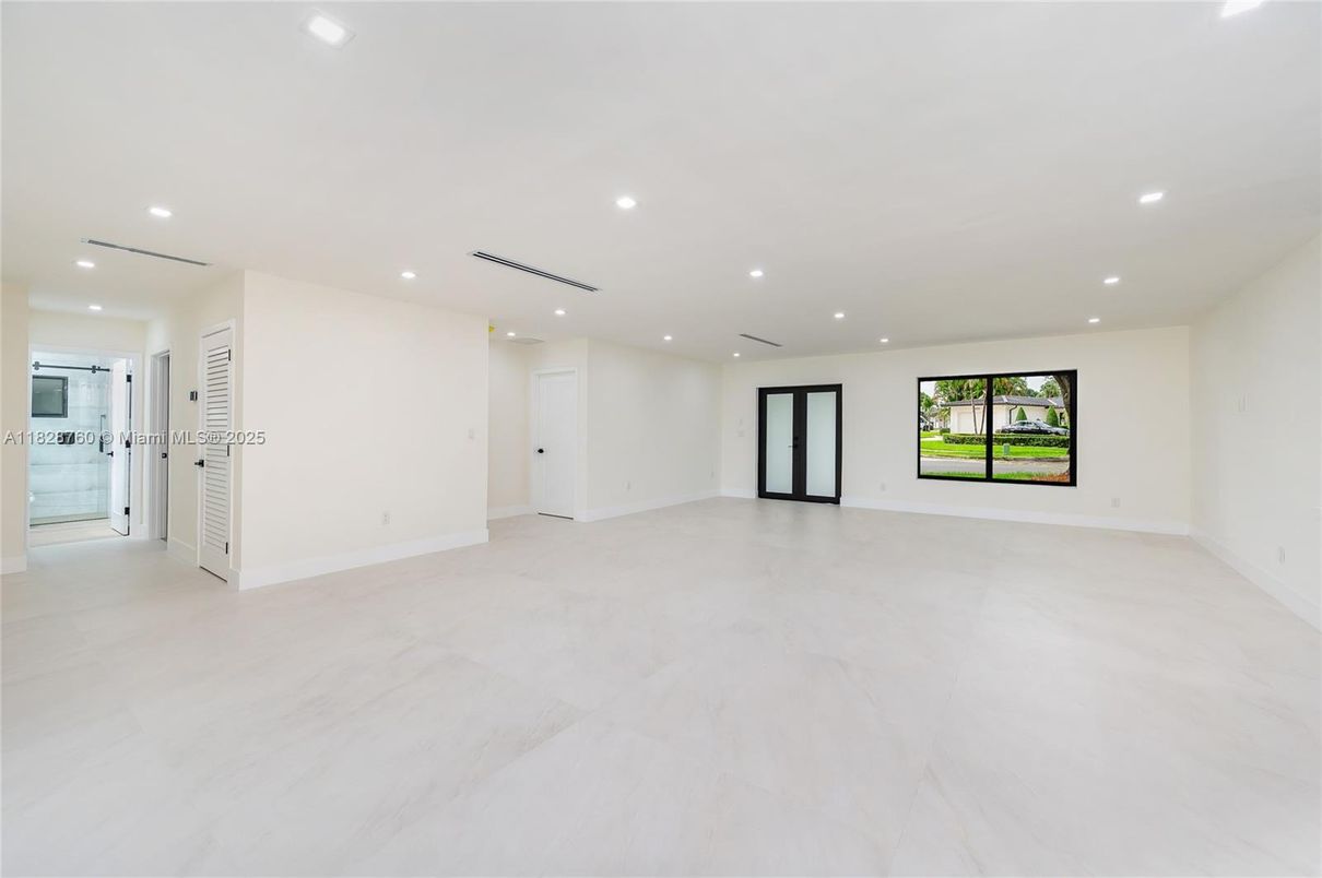 Empty room, Interior, Recessed Lighting
