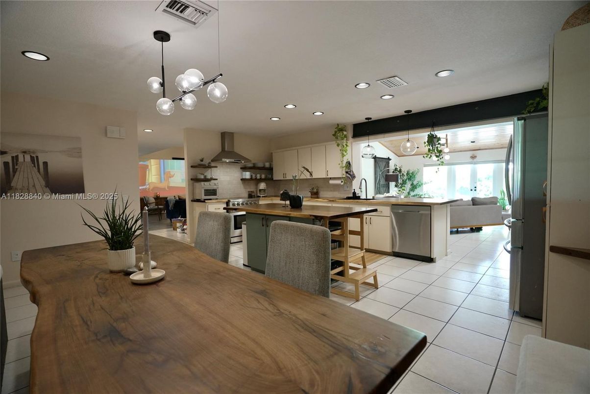 Dining room, Interior, Kitchen, Pendant Lights, Recessed Lighting, Stainless Steel Appliances