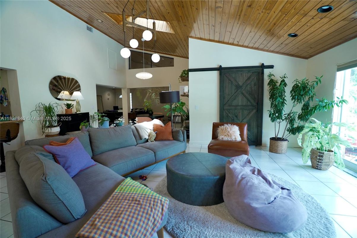 Interior, Living room, Pendant Lights, Recessed Lighting, Wooden Ceilings