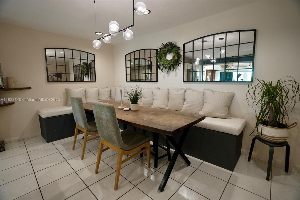 Dining room, Interior, Living room, Pendant Lights