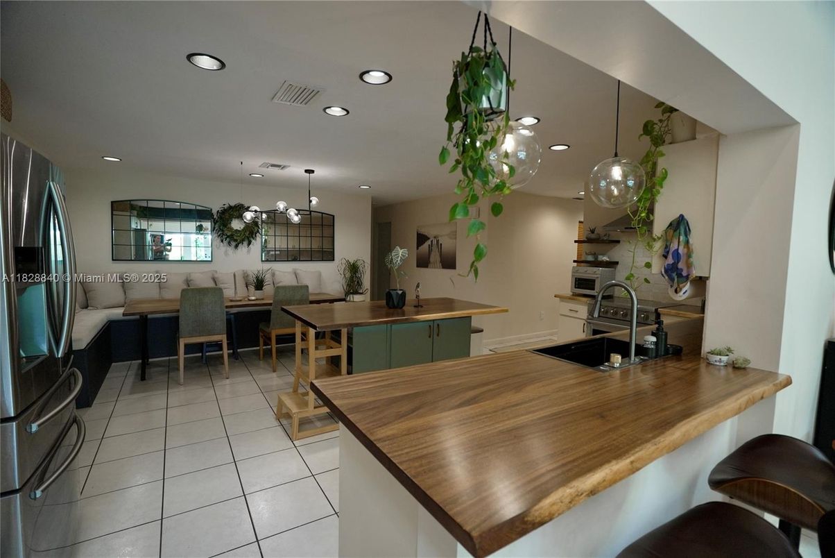 Dining room, Interior, Kitchen, Pendant Lights, Recessed Lighting, Stainless Steel Appliances
