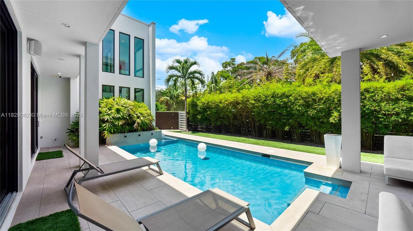 Exterior, Pool