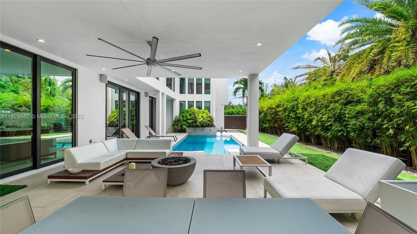 Exterior, Pool, Recessed Lighting