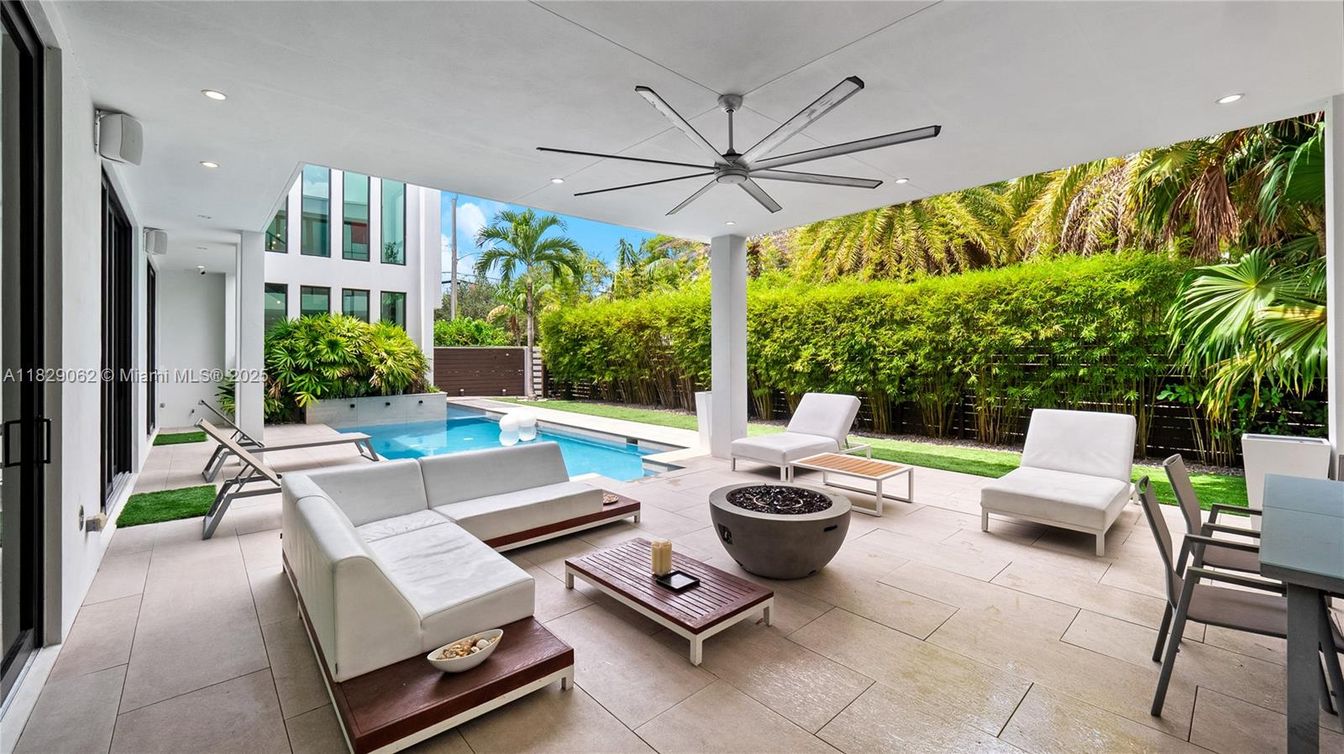 Exterior, Pool, Recessed Lighting