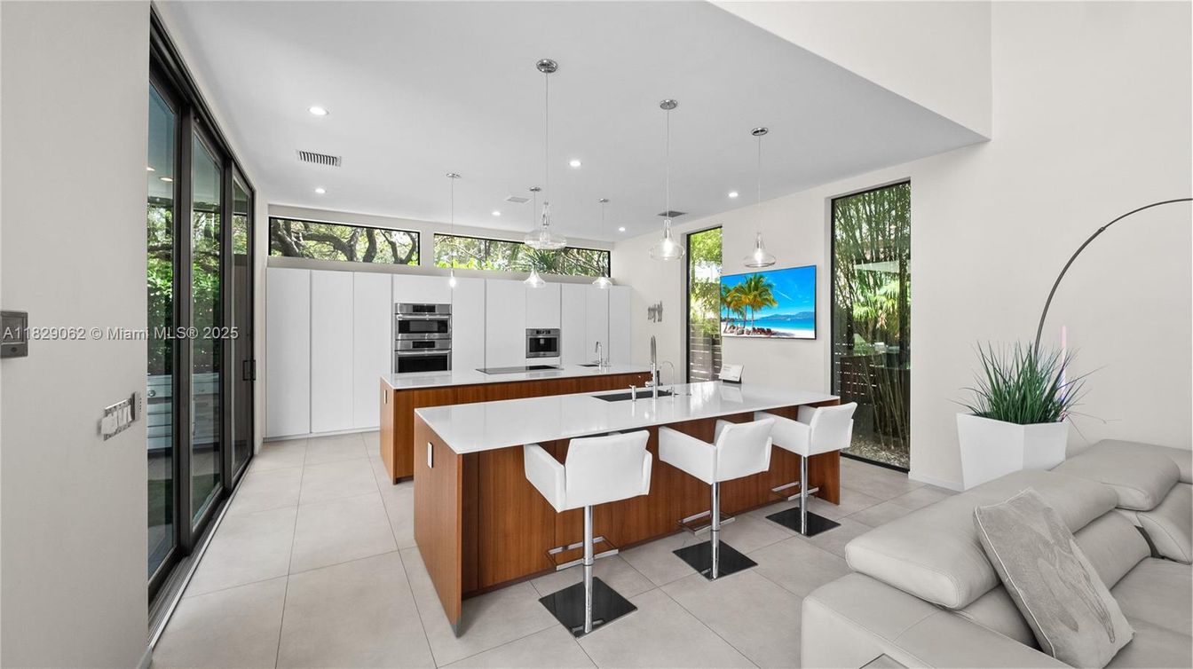Interior, Kitchen, Living room, Pendant Lights, Recessed Lighting, Stainless Steel Appliances