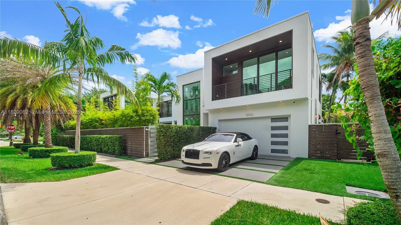 Attached, Exterior, Facade, Modern