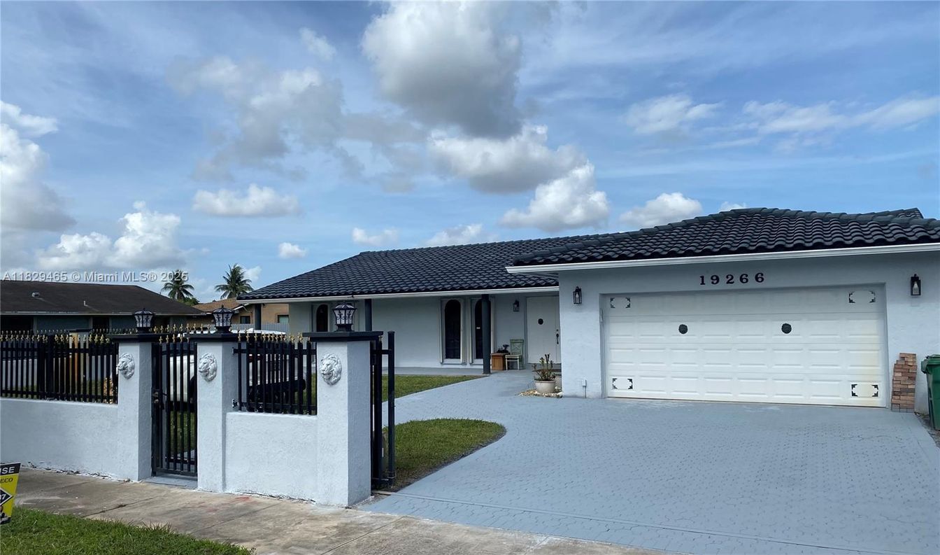 Attached, Exterior, Facade, Spanish Mediterranean