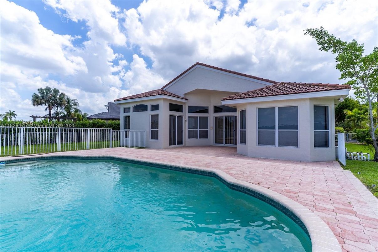 Exterior, Pool