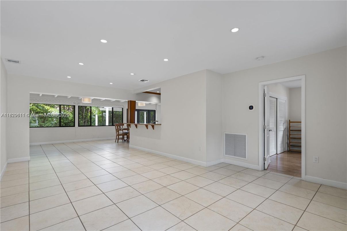 Empty room, Interior, Recessed Lighting