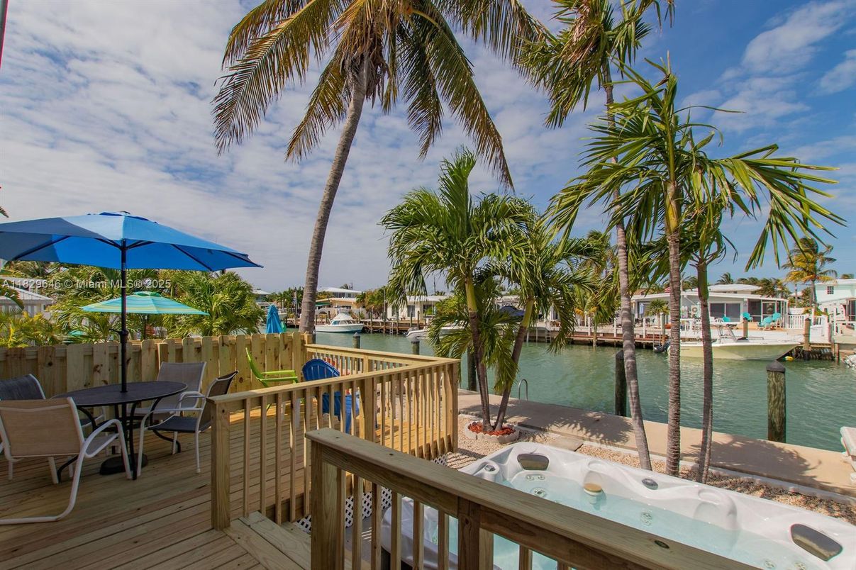 Exterior, Hot Tub, Water
