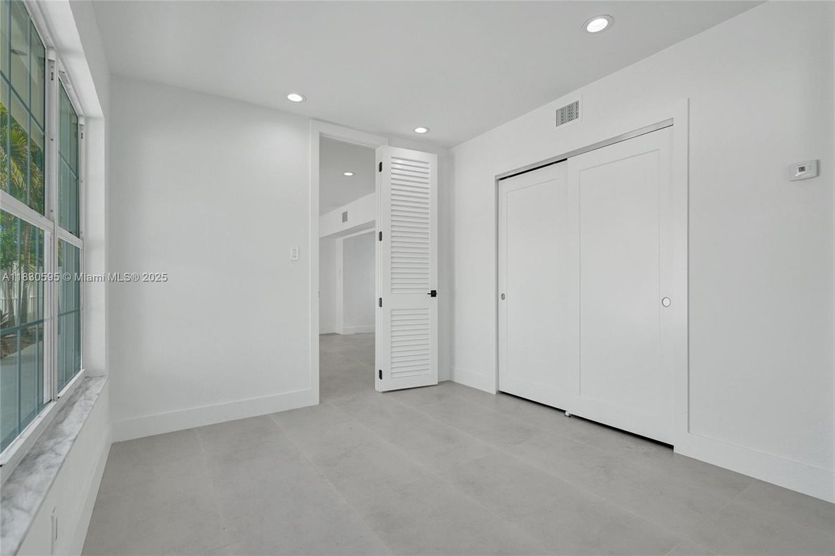 Empty room, Interior, Recessed Lighting