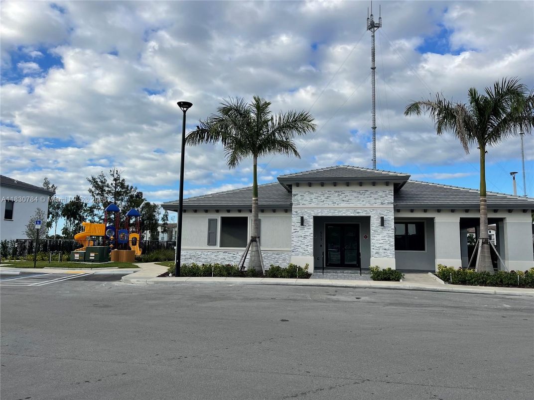 Exterior, Facade, Ranch