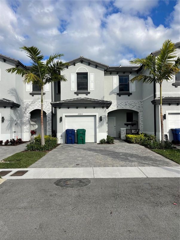 Attached, Exterior, Facade, Mediterranean