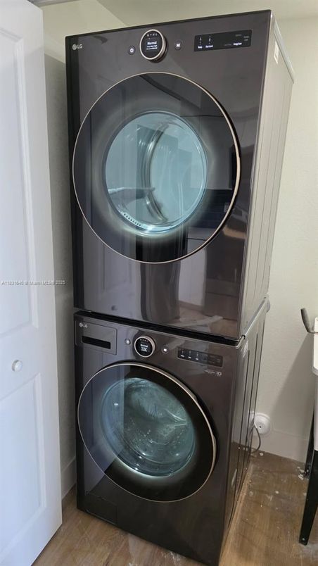 Interior, Utility Closets, Washer, Wood Texture Flooring