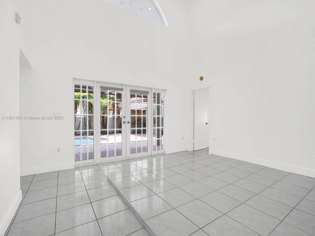 Empty room, Interior