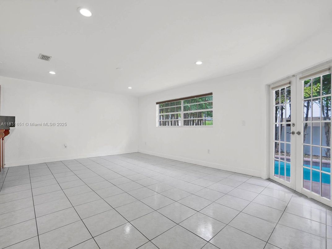 Empty room, Interior, Recessed Lighting
