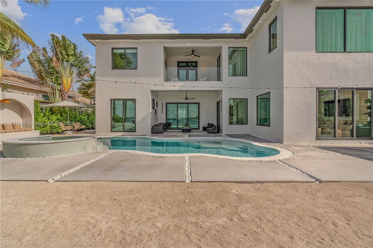 Exterior, Pool