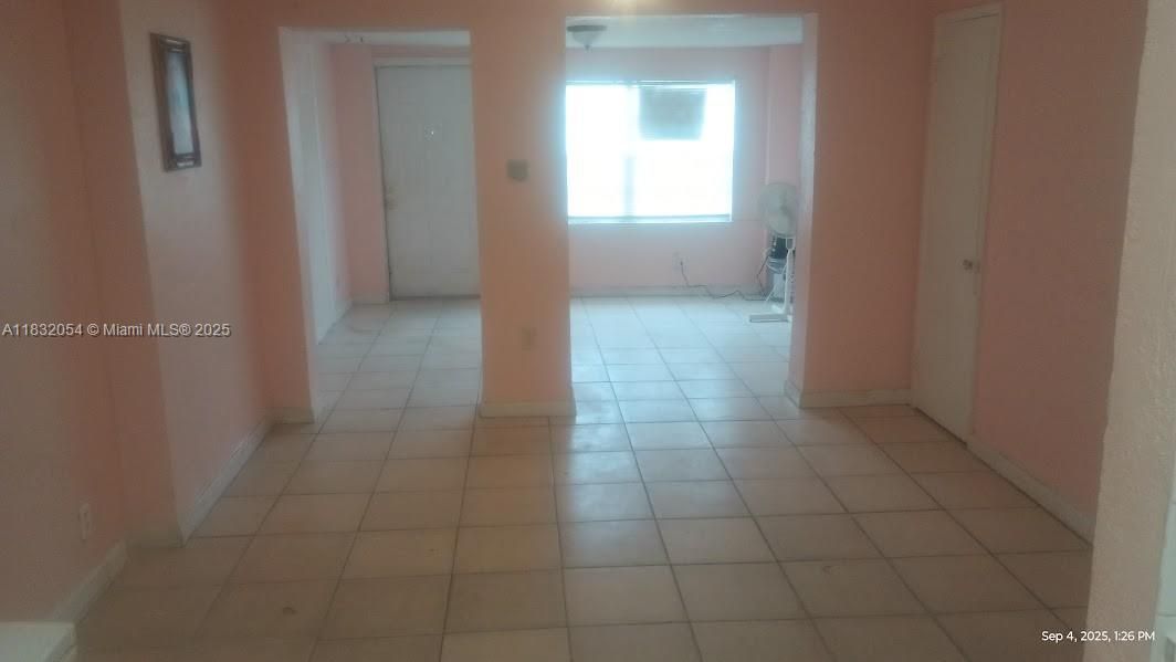 Empty room, Interior