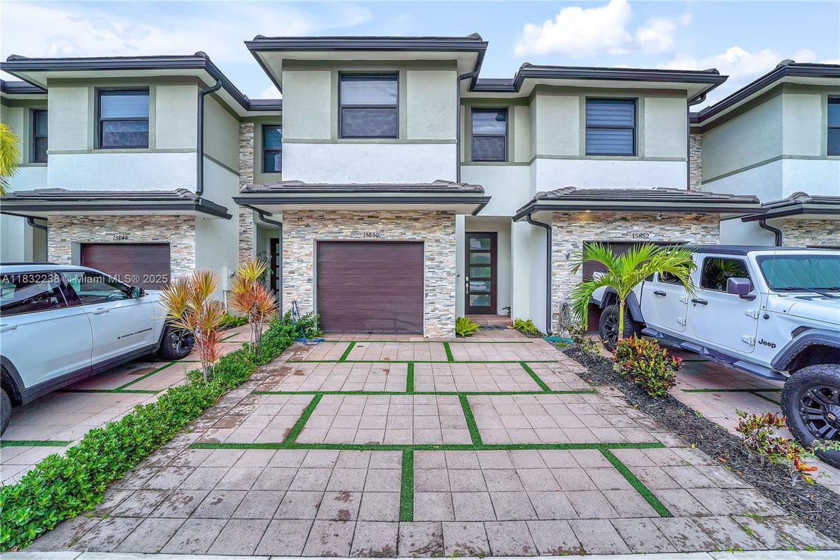 Attached, Exterior, Facade, Rowhouse